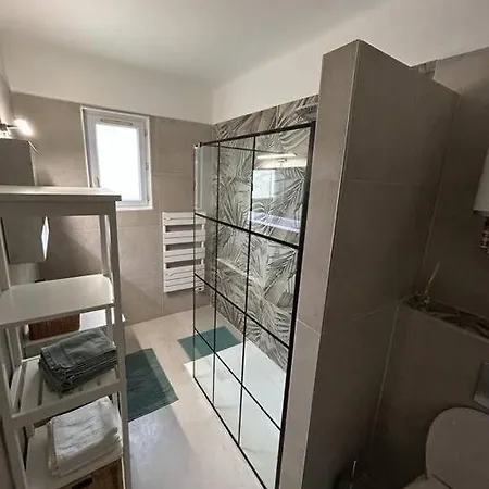 Apartament 2 Pieces Au Centre D'antibes. *